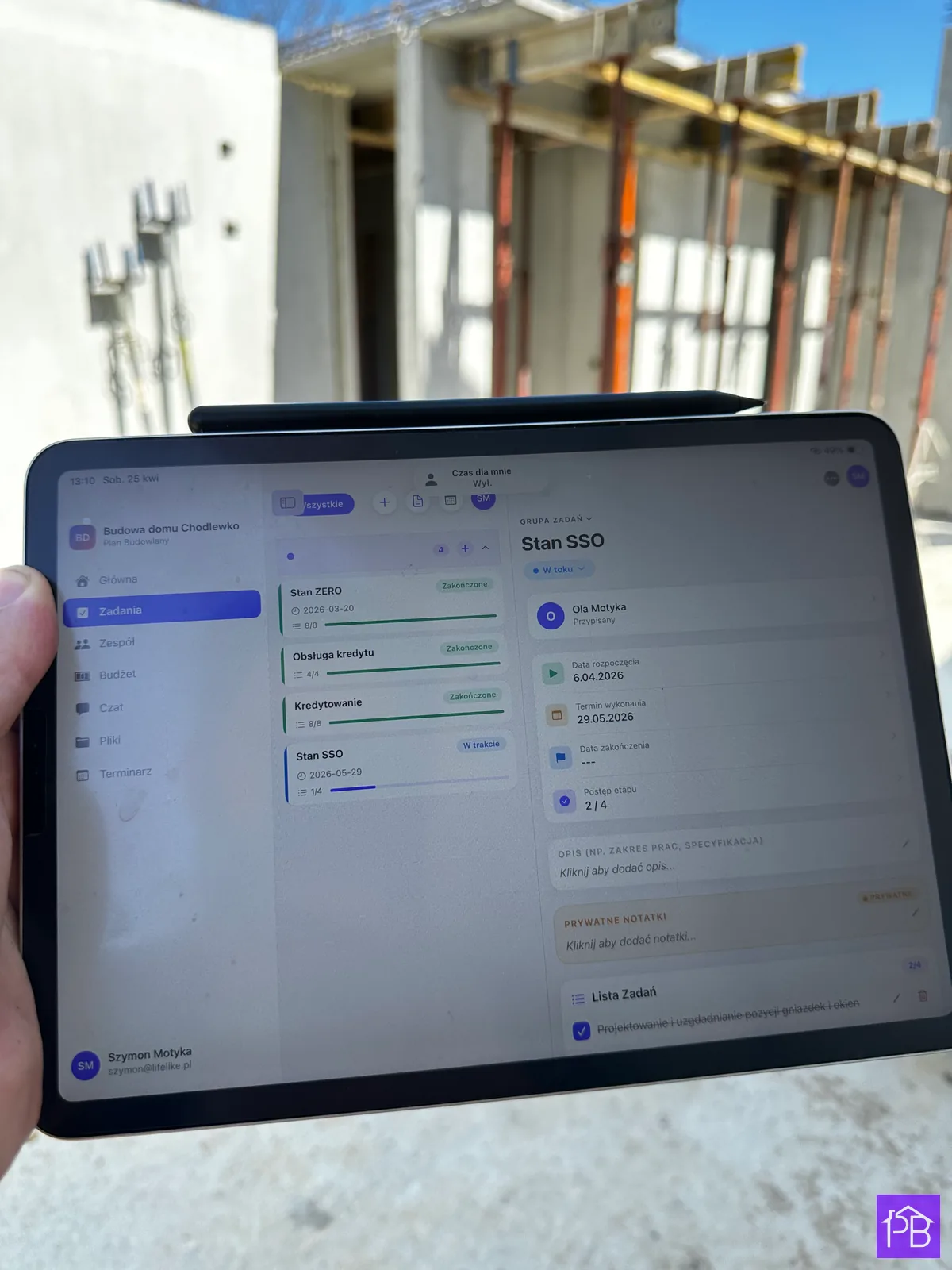 Zespół rozproszony na budowie – jak koordynować pracę bez chaosu mailem?